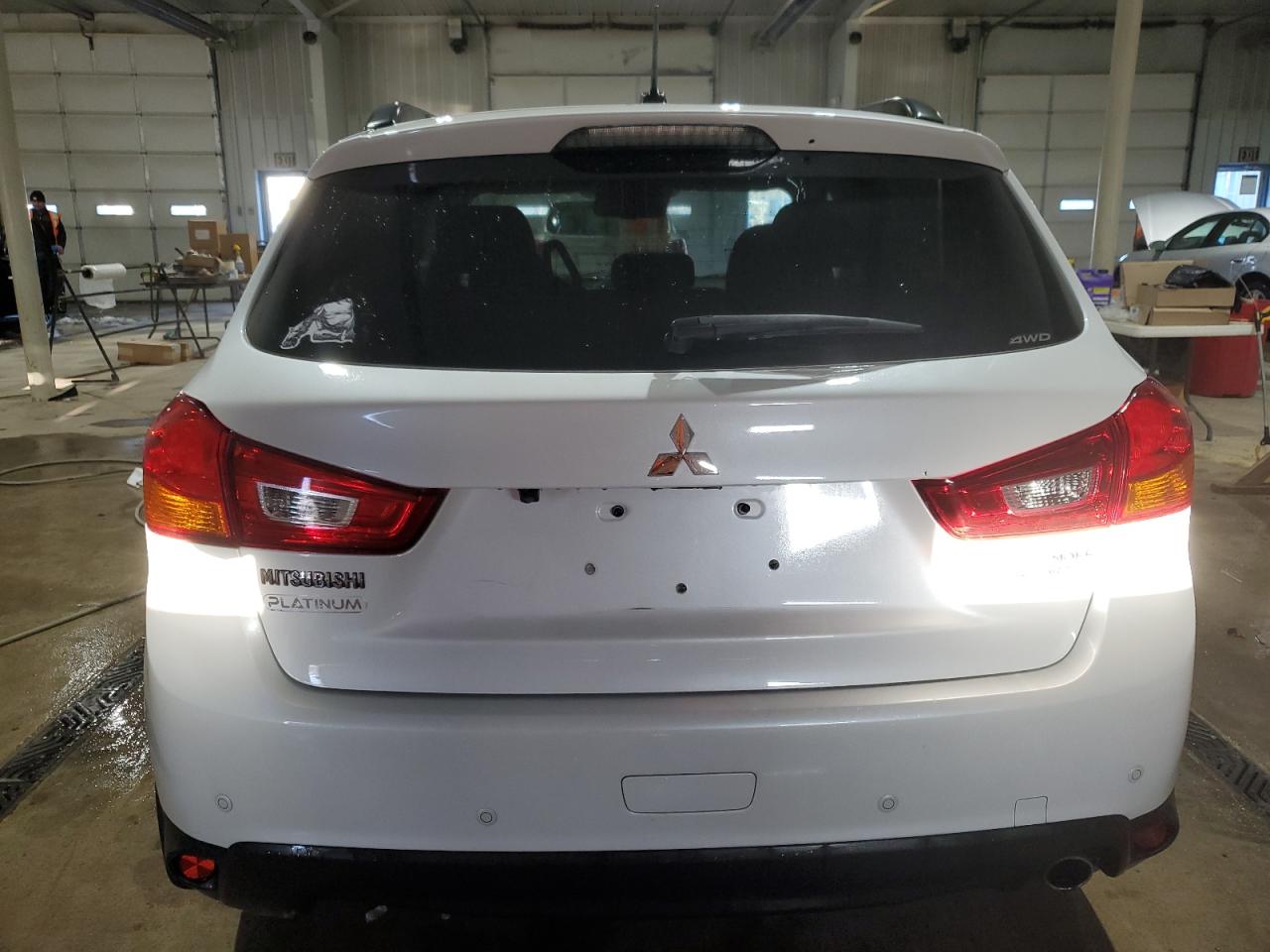 2015 Mitsubishi Outlander - Image 6