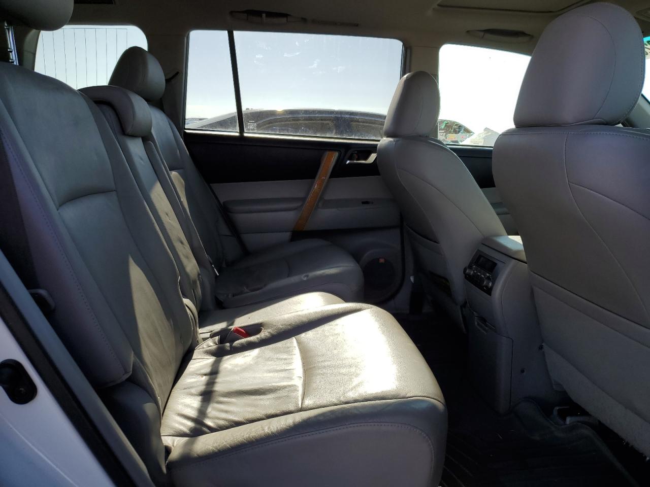 2010 Toyota Highlander - Image 11