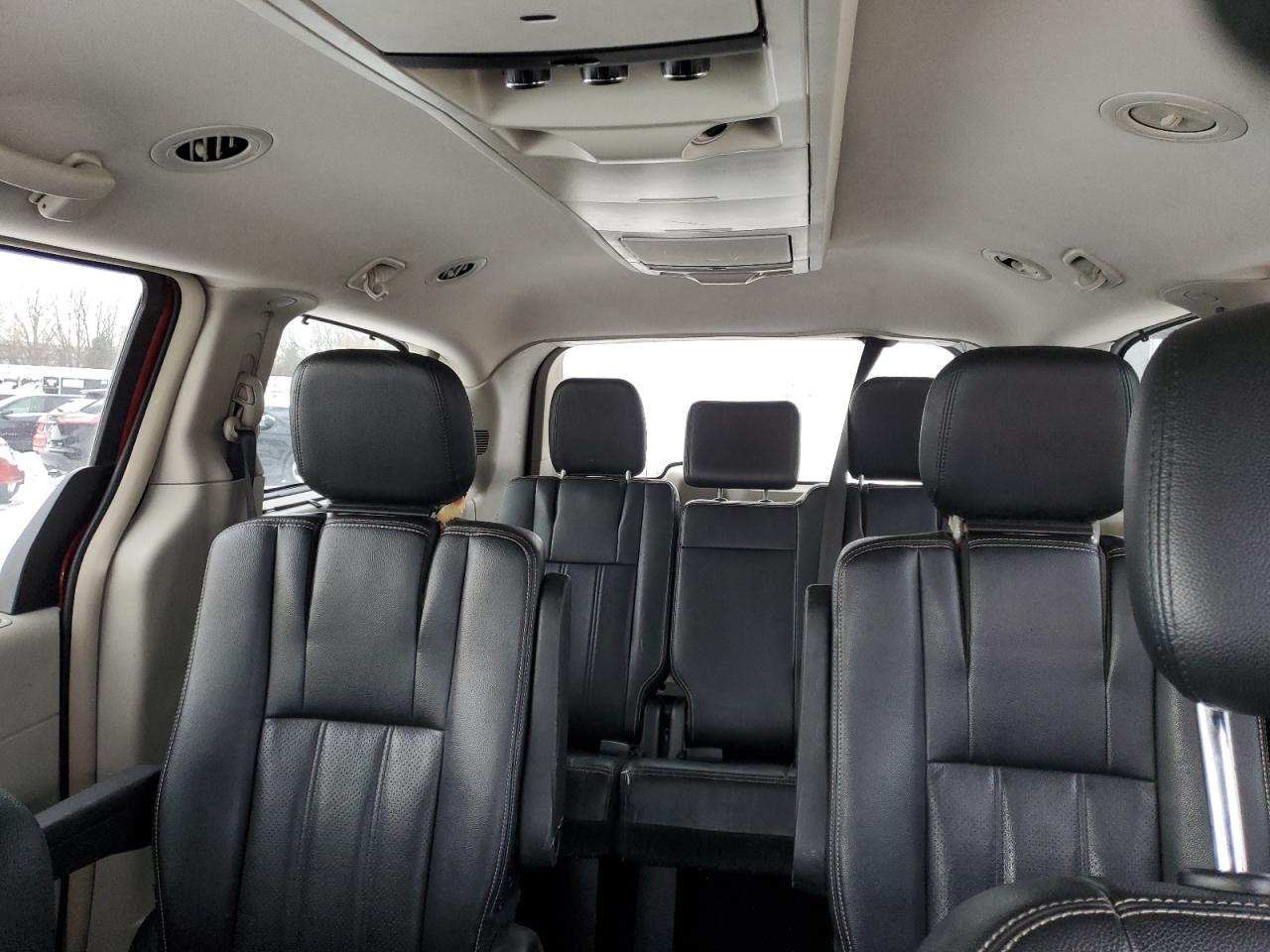 2015 Chrysler Town & Country - Image 10