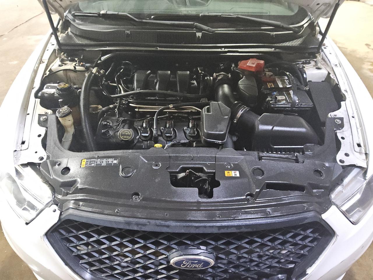 2016 Ford Taurus - Image 11