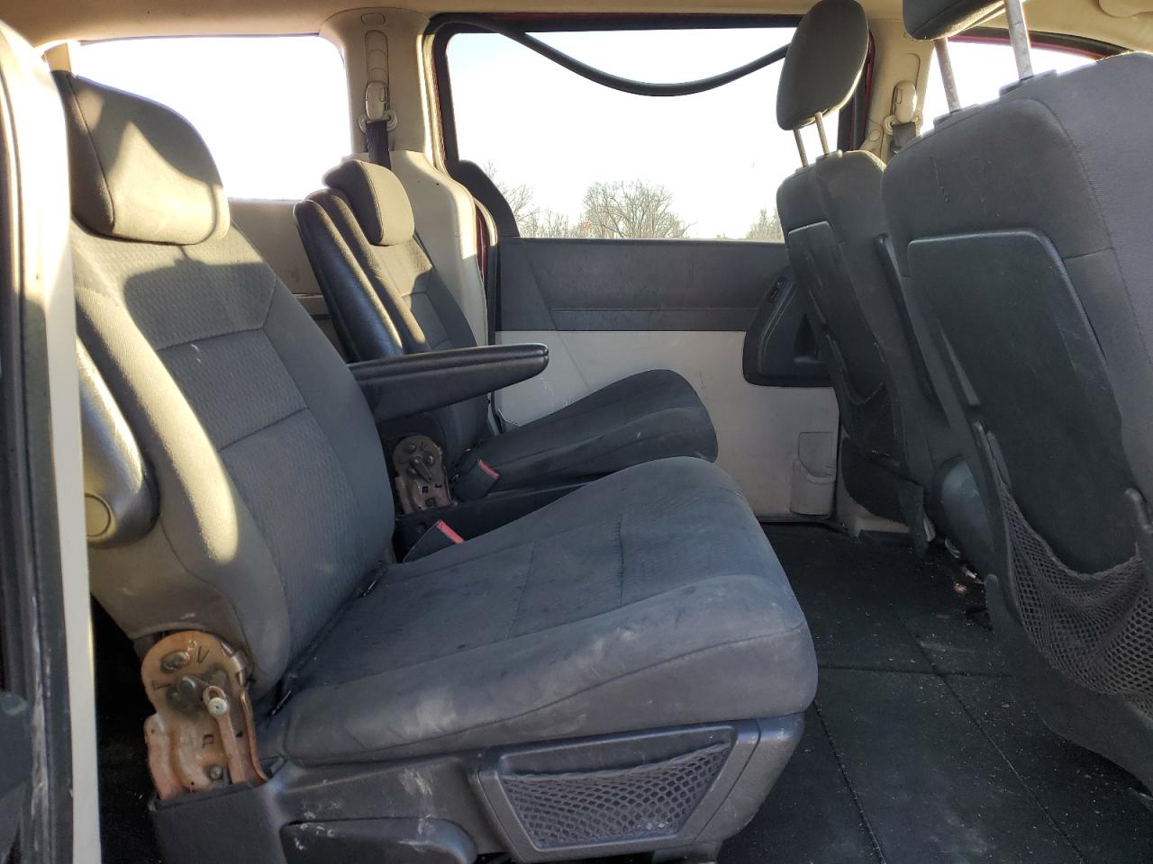2010 Dodge Caravan - Image 12