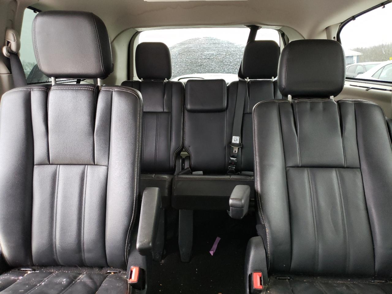 2015 Chrysler Town & Country - Image 10