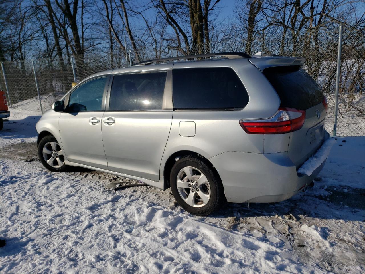 2019 Toyota Sienna - Image 2
