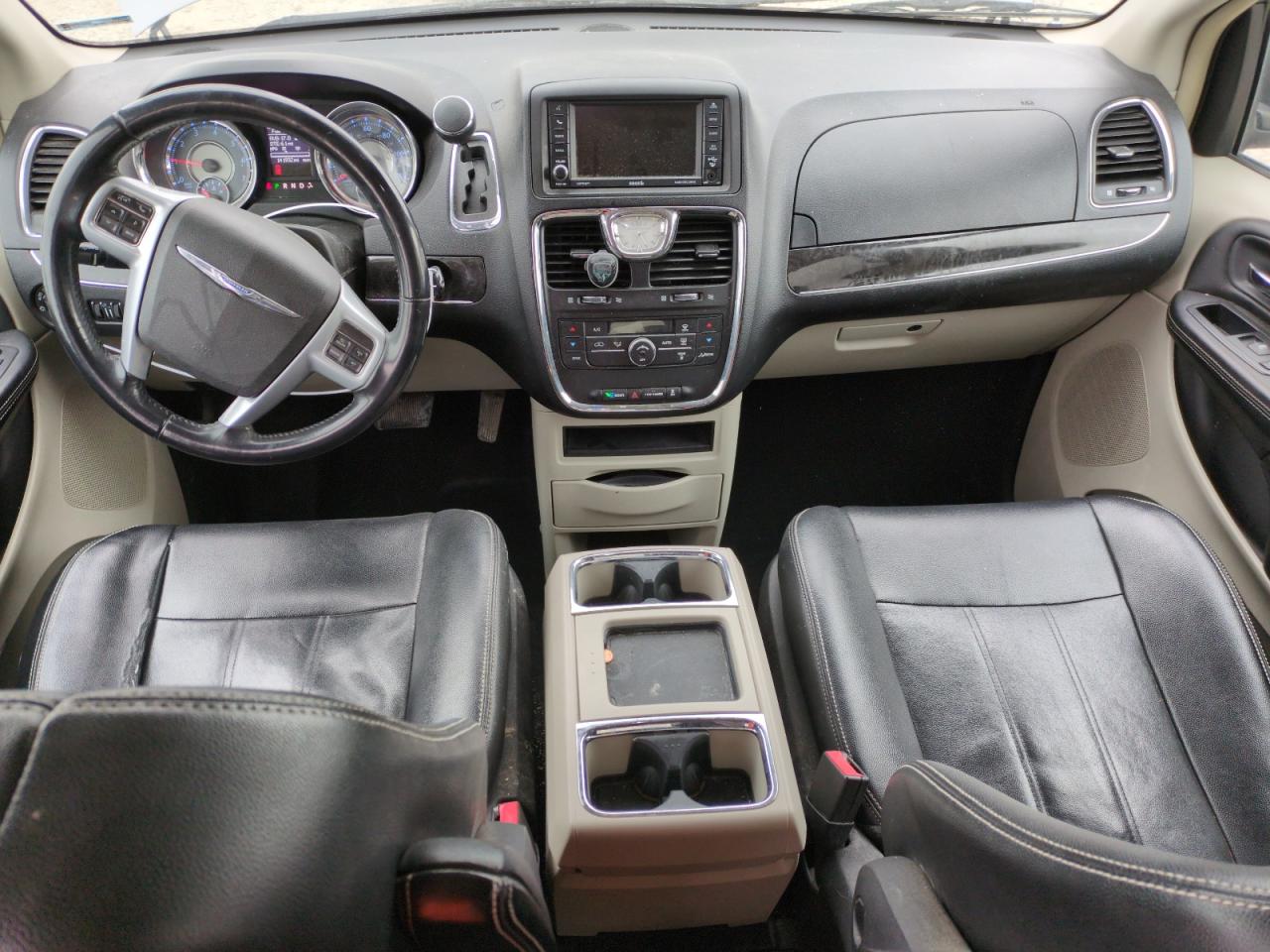 2014 Chrysler Town & Country - Image 8