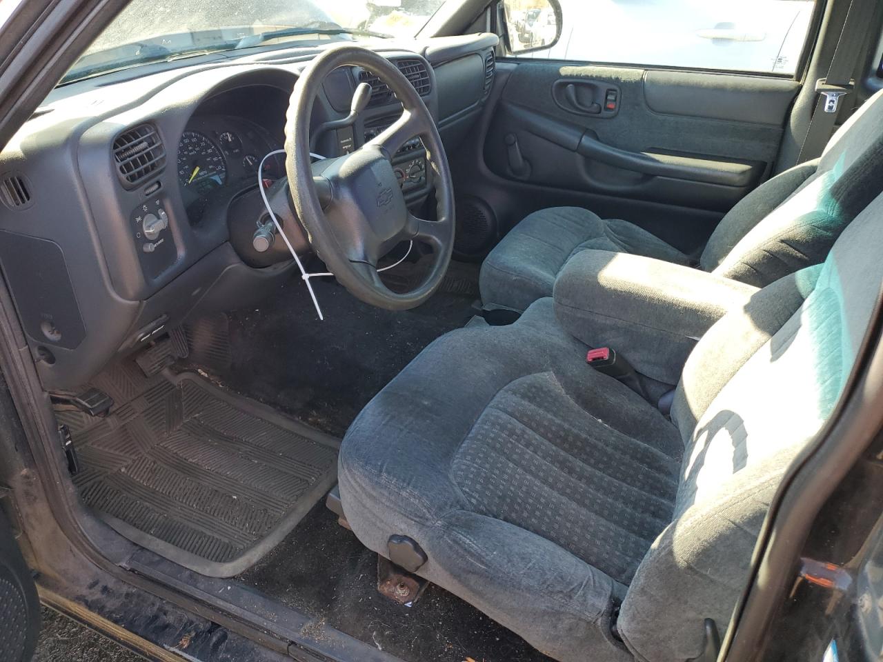 2000 Chevrolet S-10 Pickup - Image 8