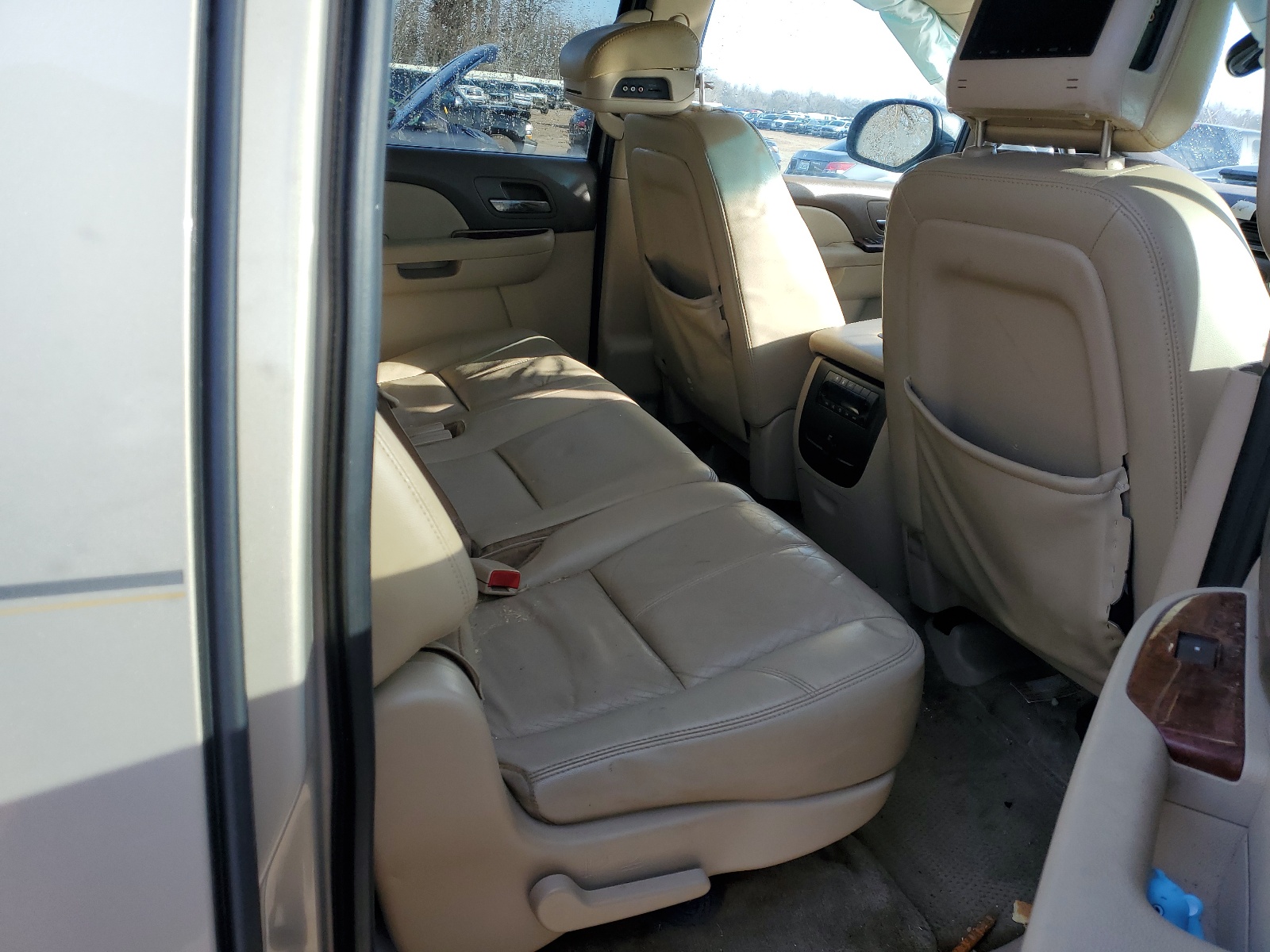 1GNSCJE09BR218393 2011 Chevrolet Suburban C1500 Lt