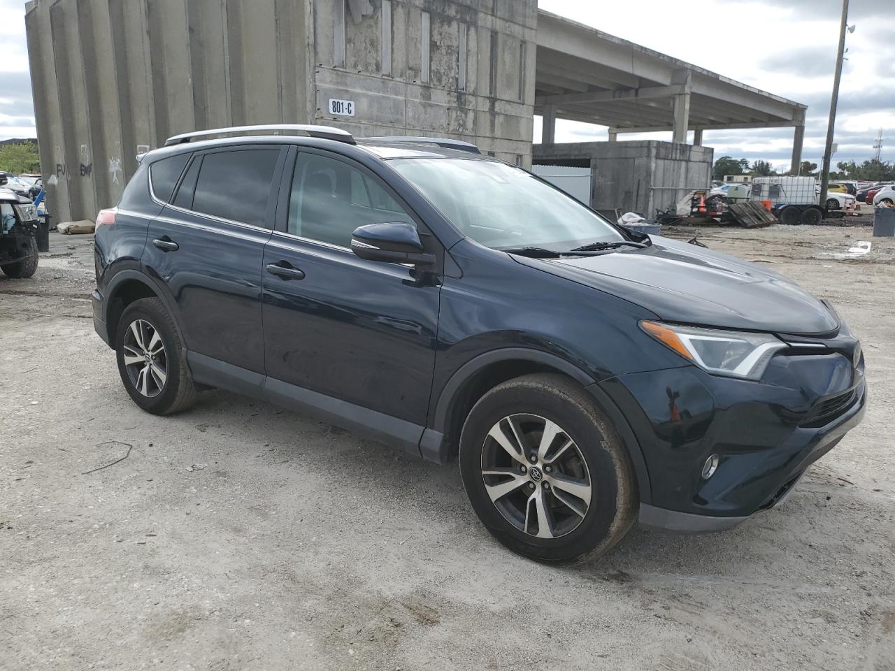 2T3RFREV3HW659048 2017 Toyota Rav4 Xle