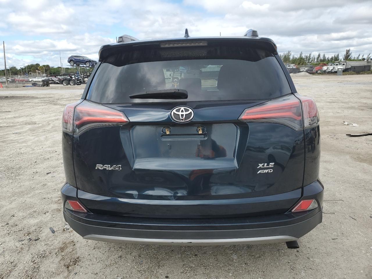 2T3RFREV3HW659048 2017 Toyota Rav4 Xle