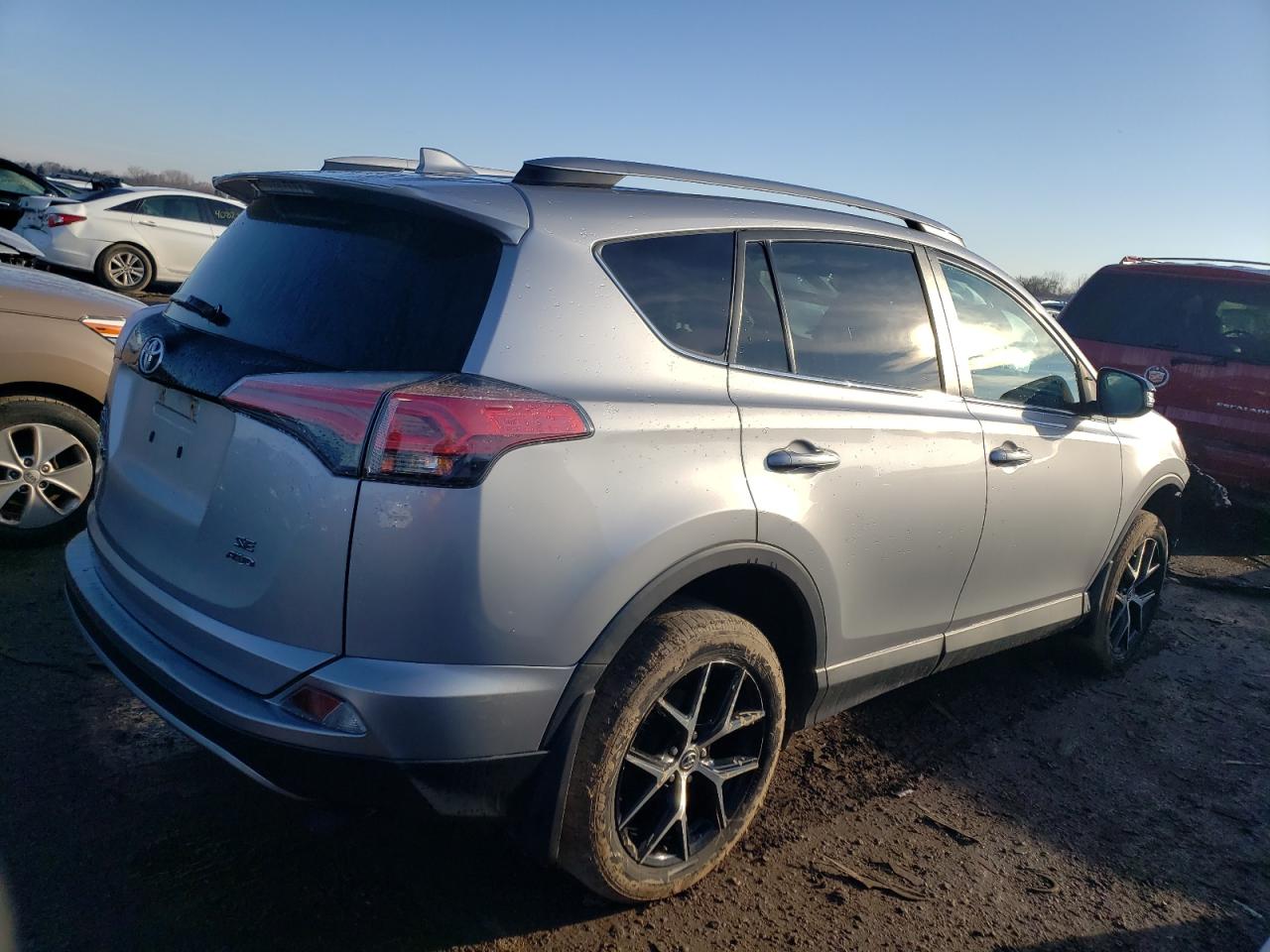 2T3JFREV9JW735052 2018 Toyota Rav4 Se