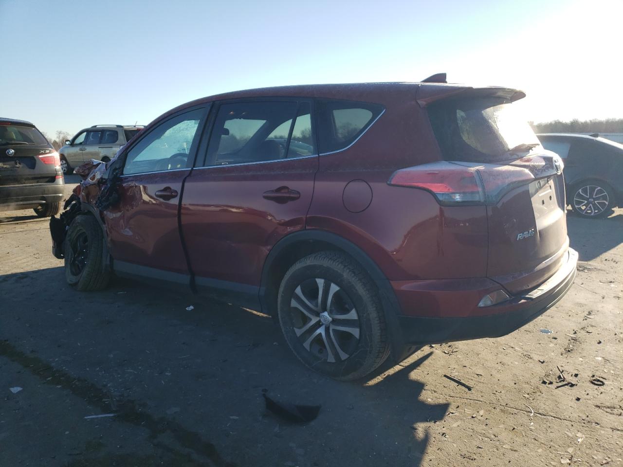 2T3BFREV7JW792175 2018 Toyota Rav4 Le