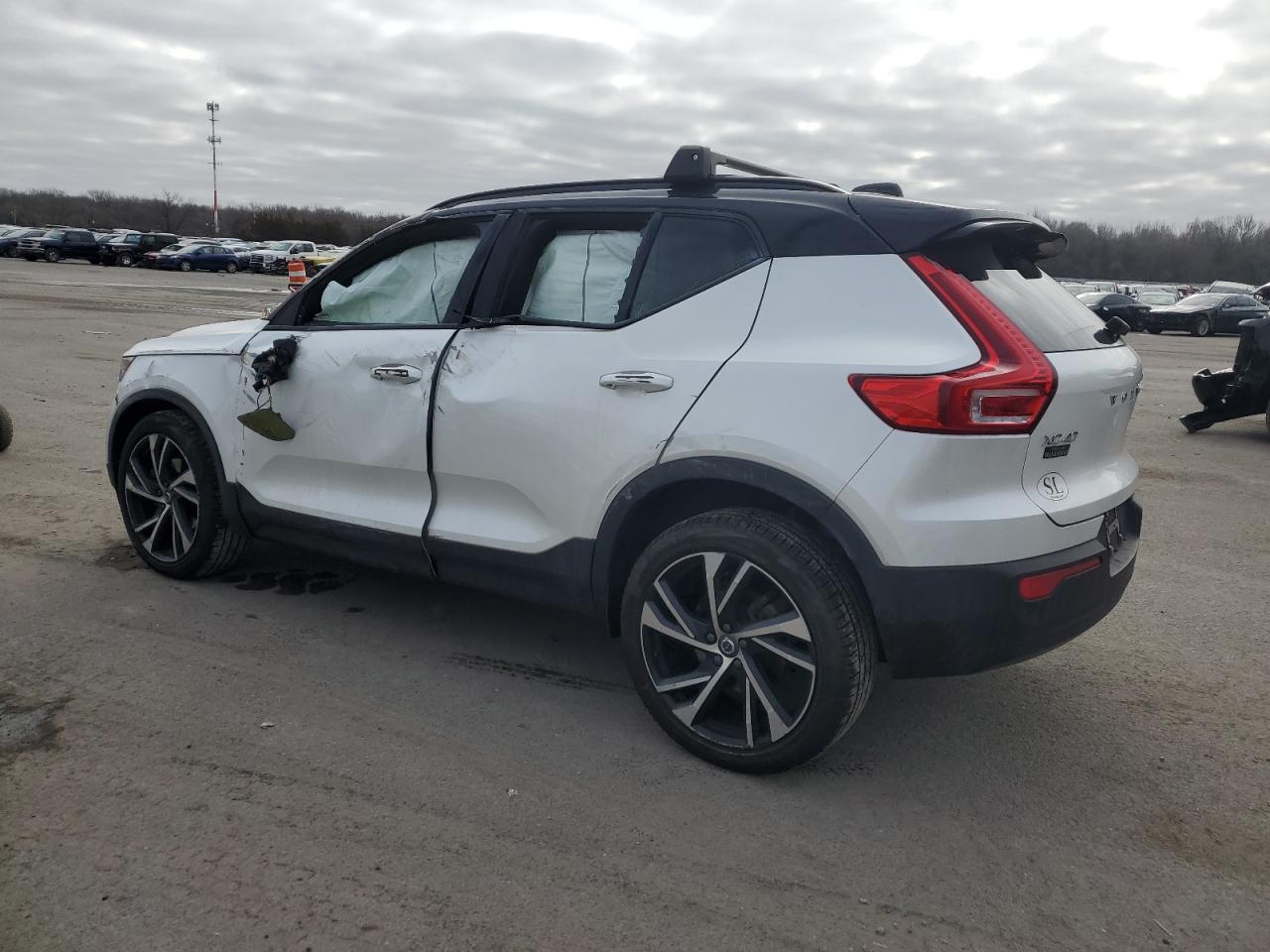 2022 Volvo Xc40 T5 R-Design VIN: YV4162UM1N2695724 Lot: 43642524