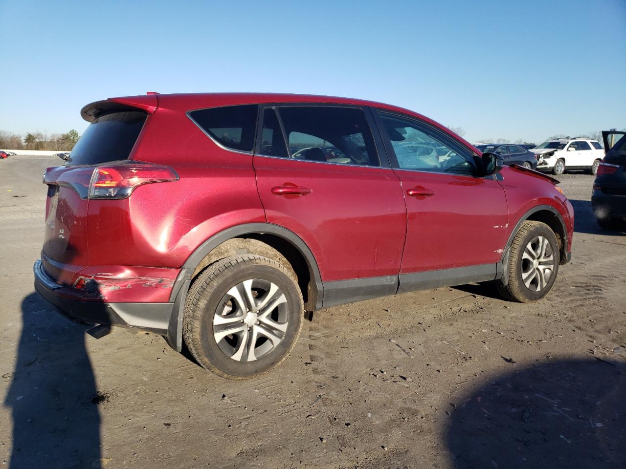 2T3BFREV7JW792175 2018 Toyota Rav4 Le