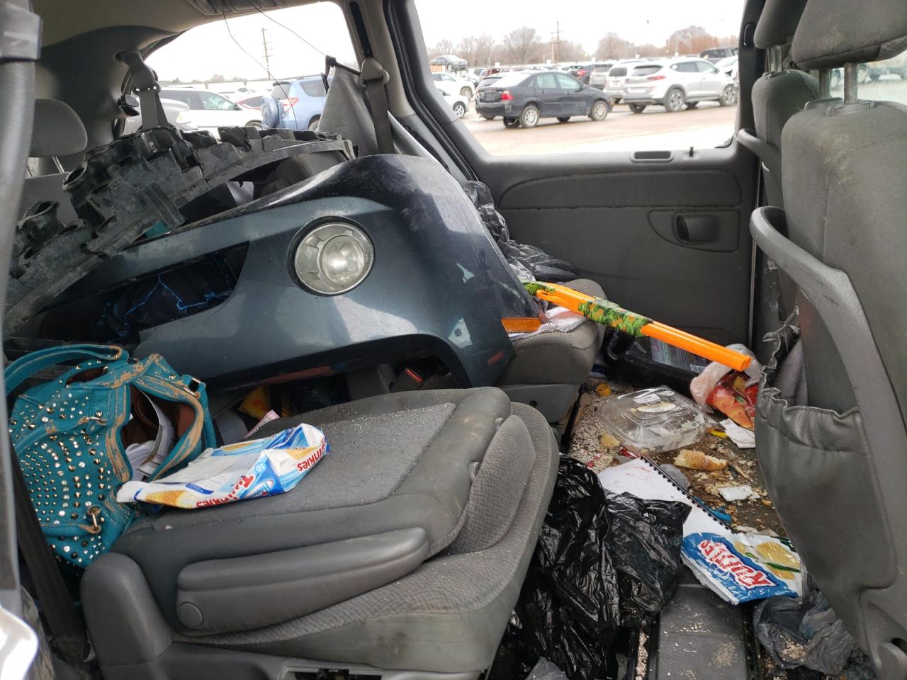 2005 Dodge Caravan - Image 11