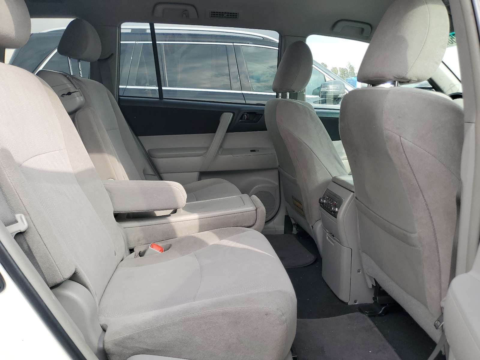 5TDZA3EH2BS011893 2011 Toyota Highlander Base