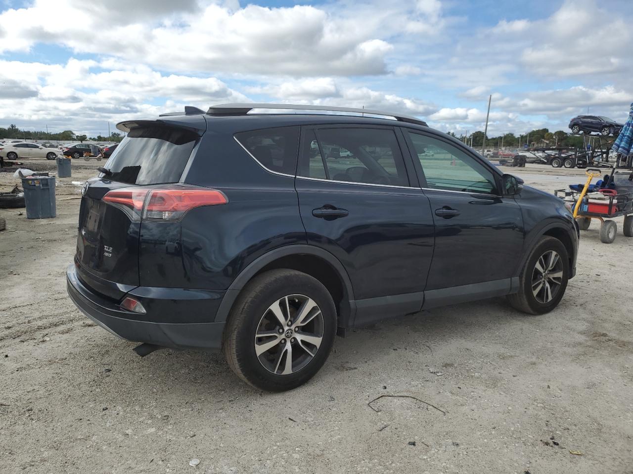 2T3RFREV3HW659048 2017 Toyota Rav4 Xle