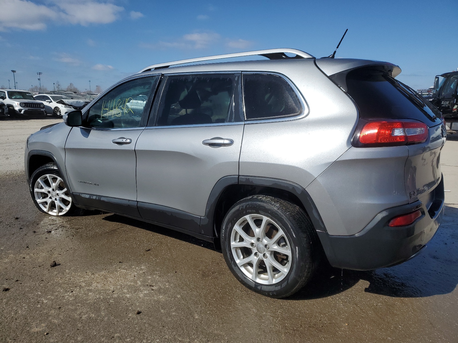 2015 Jeep Cherokee Latitude vin: 1C4PJLCB5FW661023