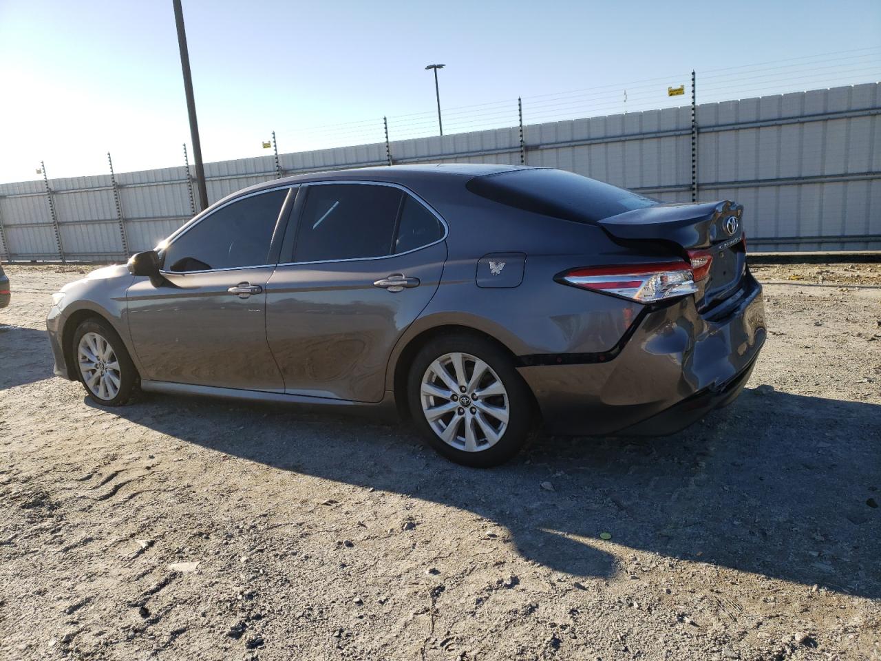 4T1B11HK6JU654573 2018 TOYOTA CAMRY - Image 2