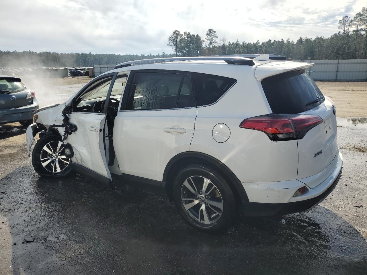 JTMWFREV7JJ164519 2018 TOYOTA RAV 4 - Image 2