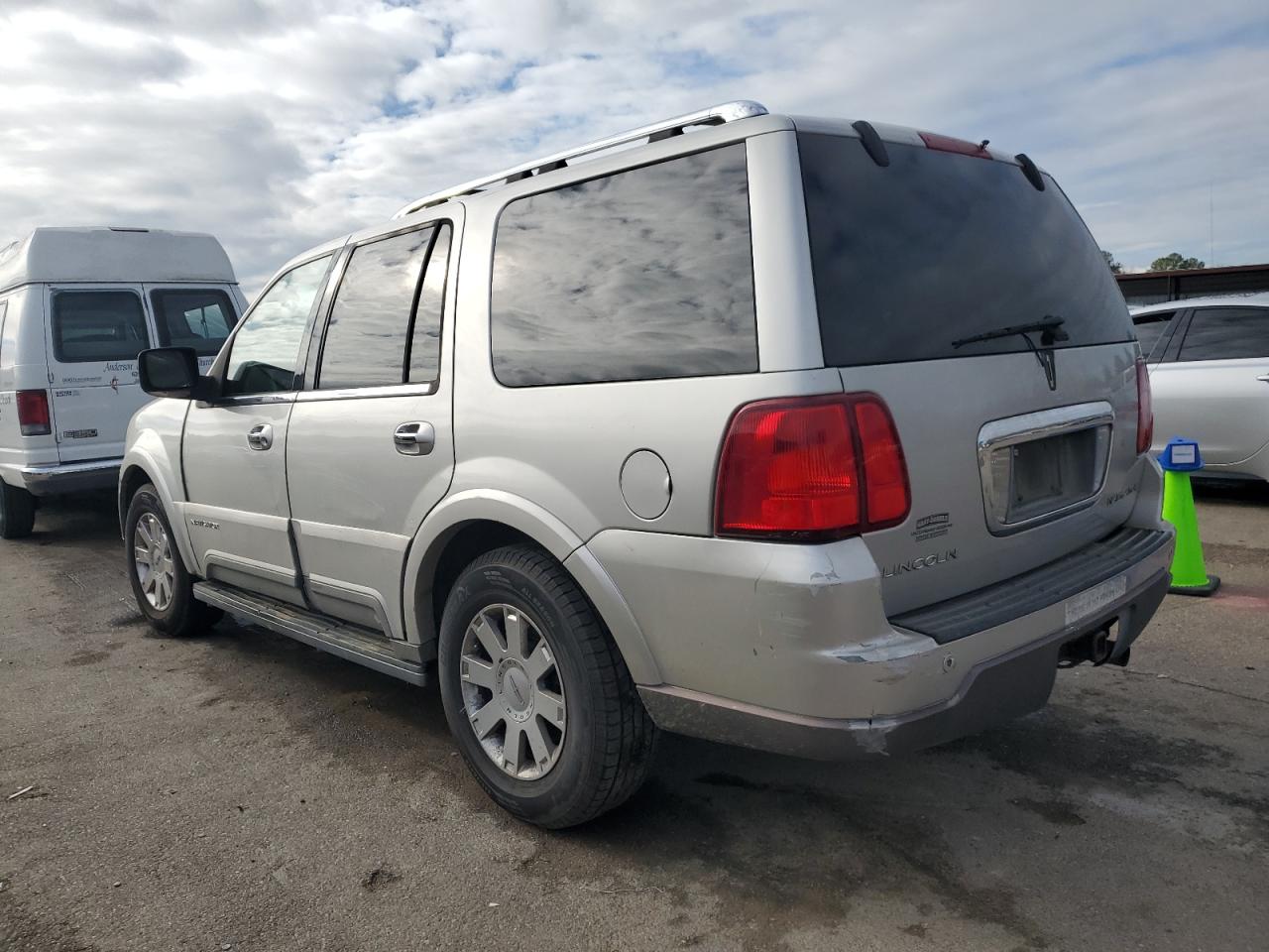 2004 Lincoln Navigator - Image 2