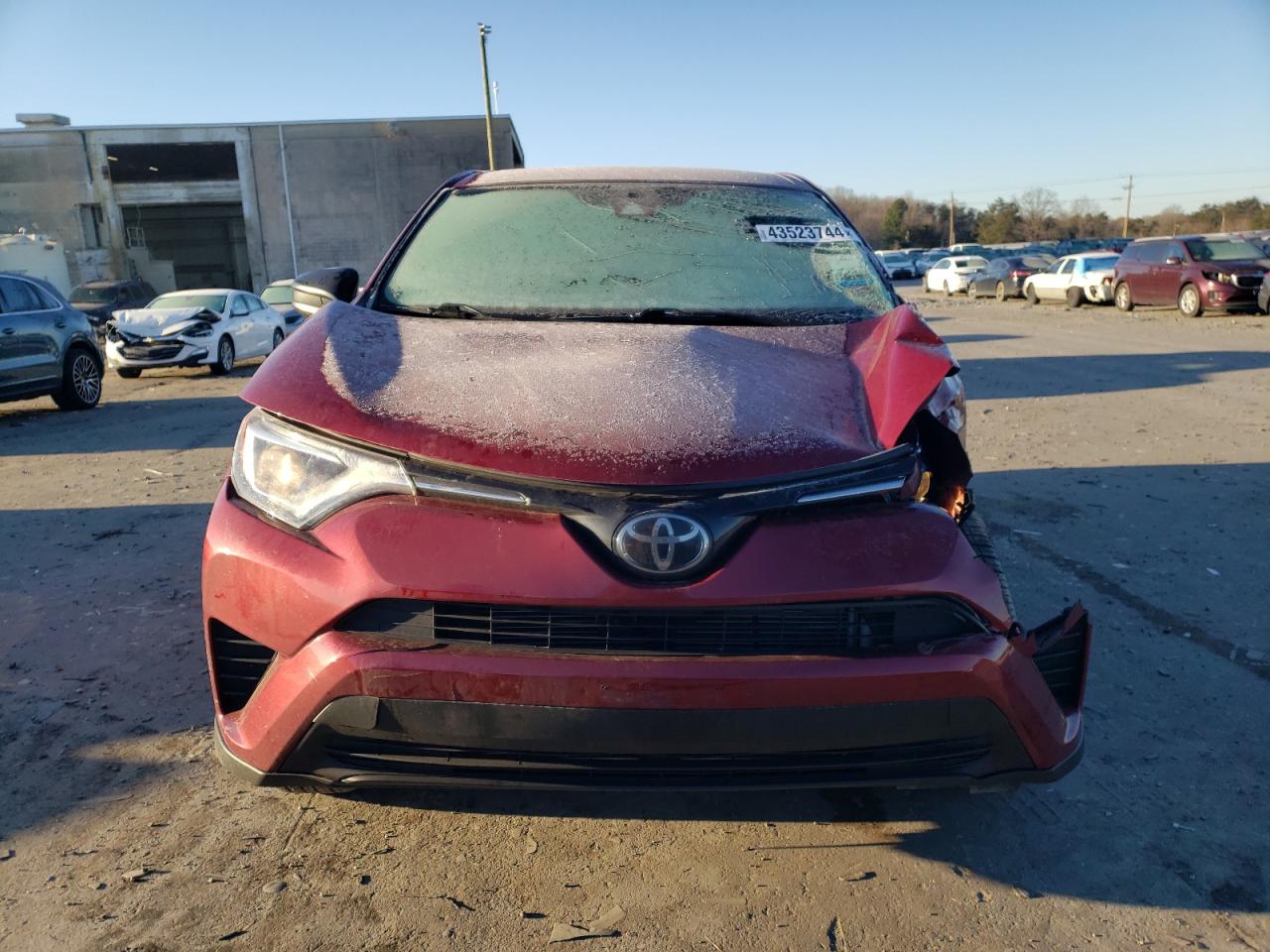 2T3BFREV7JW792175 2018 Toyota Rav4 Le