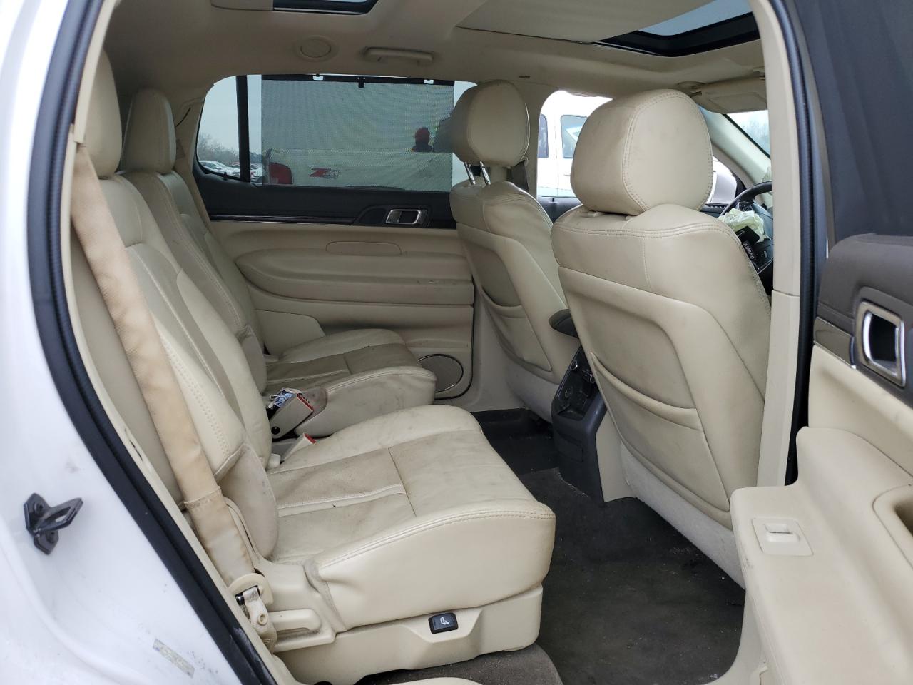 2014 Lincoln MKT - Image 11