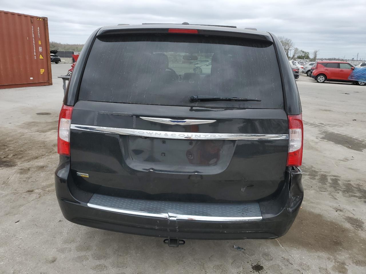 2016 Chrysler Town & Country - Image 6