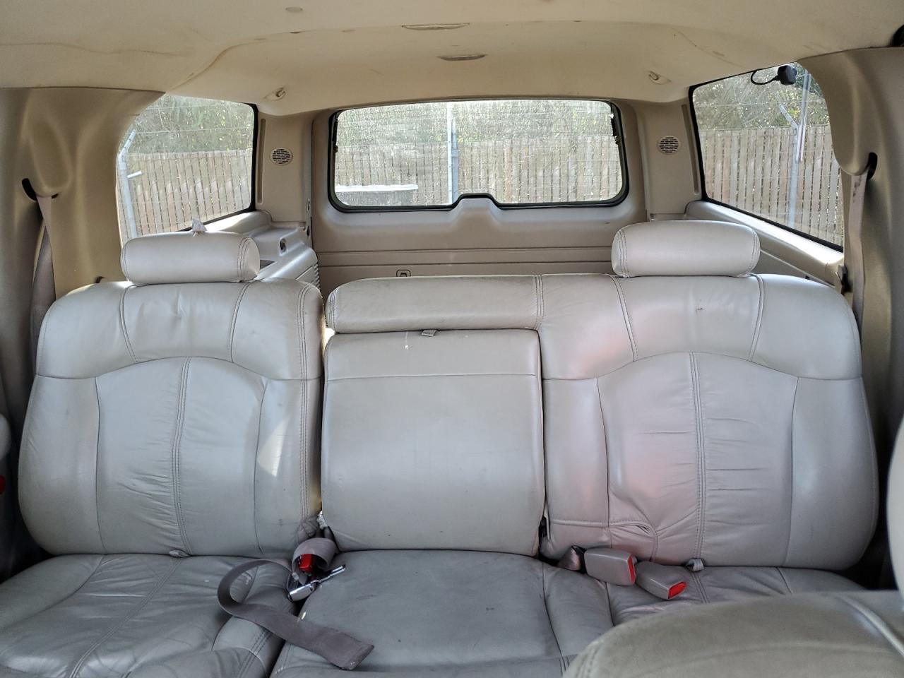 2001 Chevrolet Suburban - Image 10