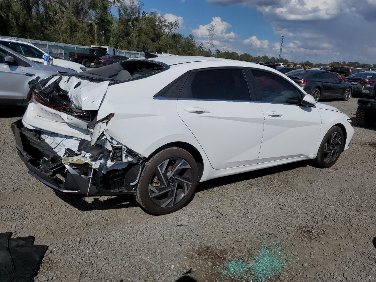 2024 Hyundai Elantra - Image 3