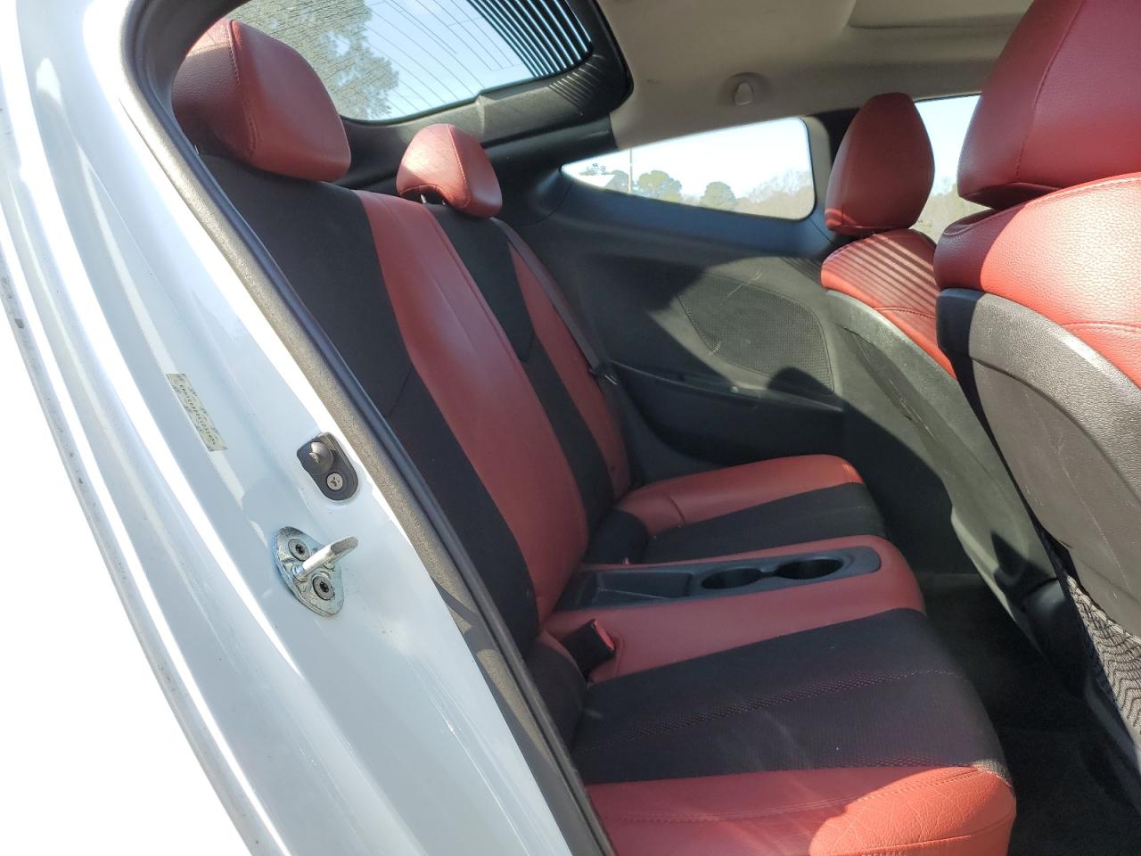 2012 Hyundai Veloster - Image 11