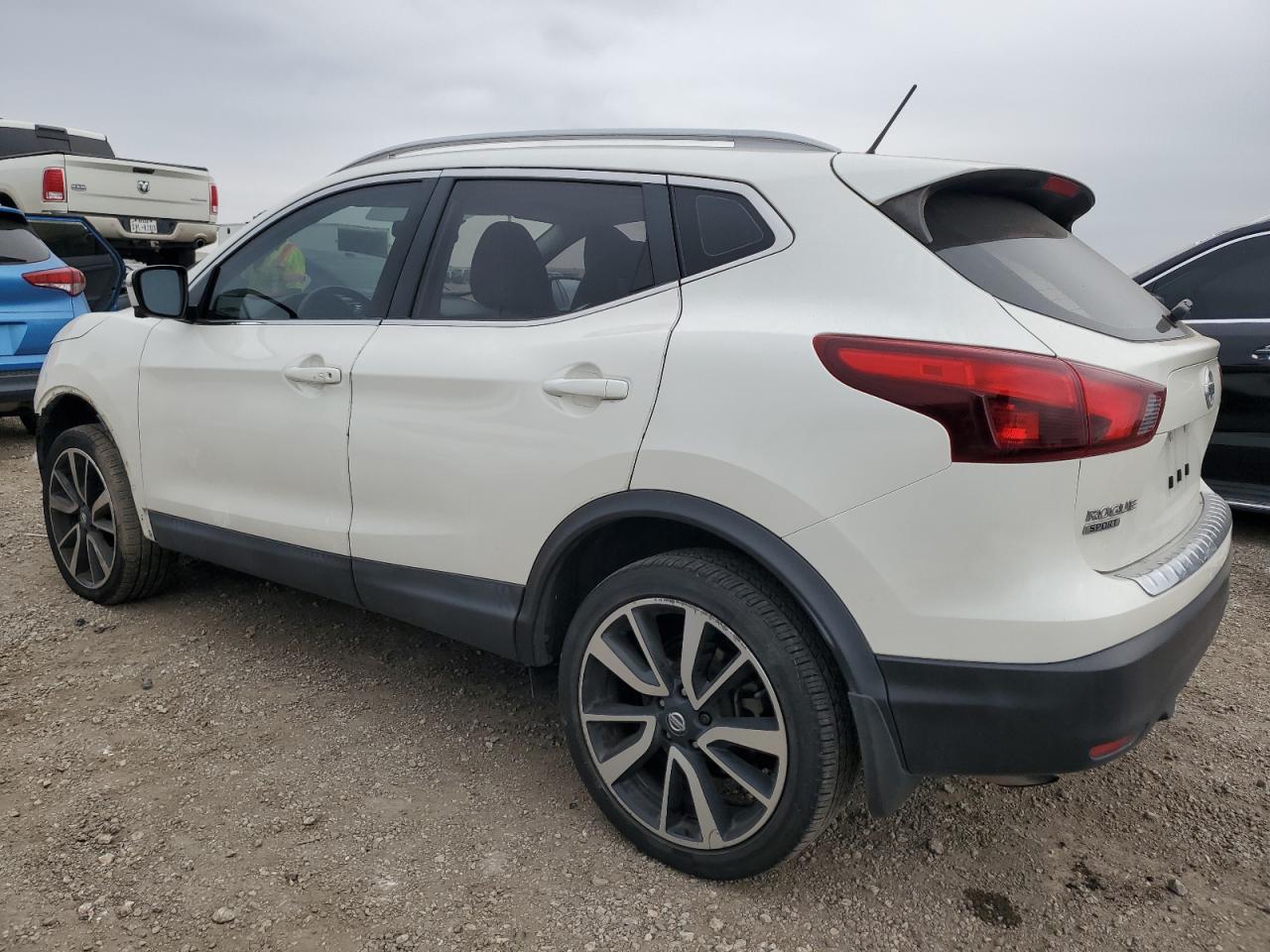 JN1BJ1CP2JW188557 NISSAN ROGUE 2018