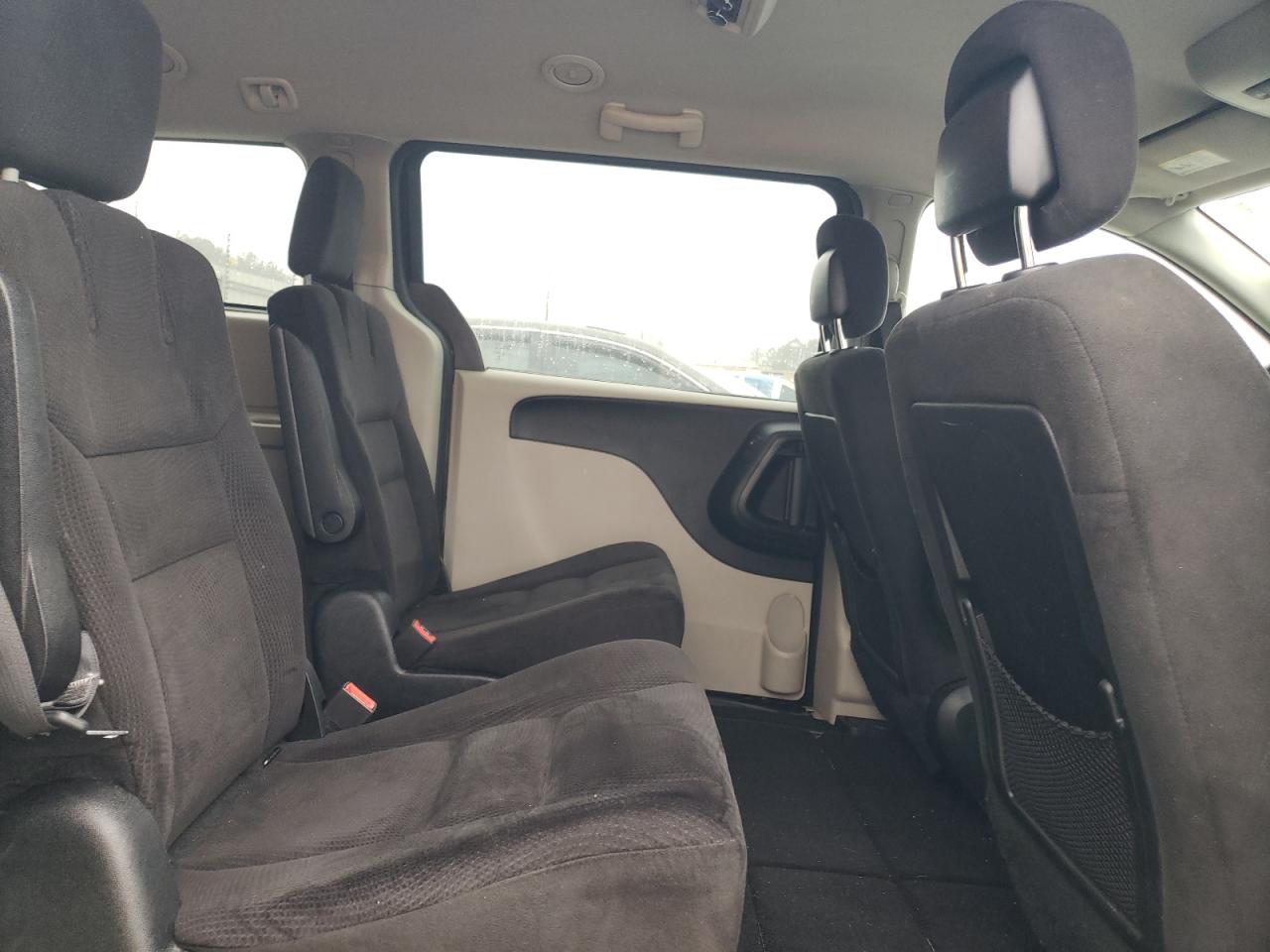 2015 Dodge Caravan - Image 11