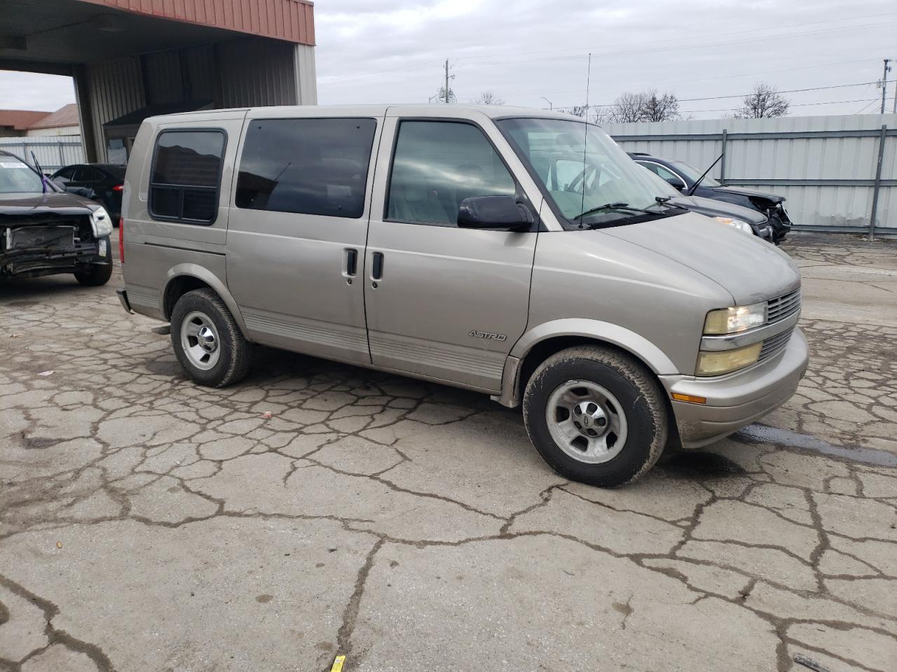 2002 Chevrolet Astro - Image 4
