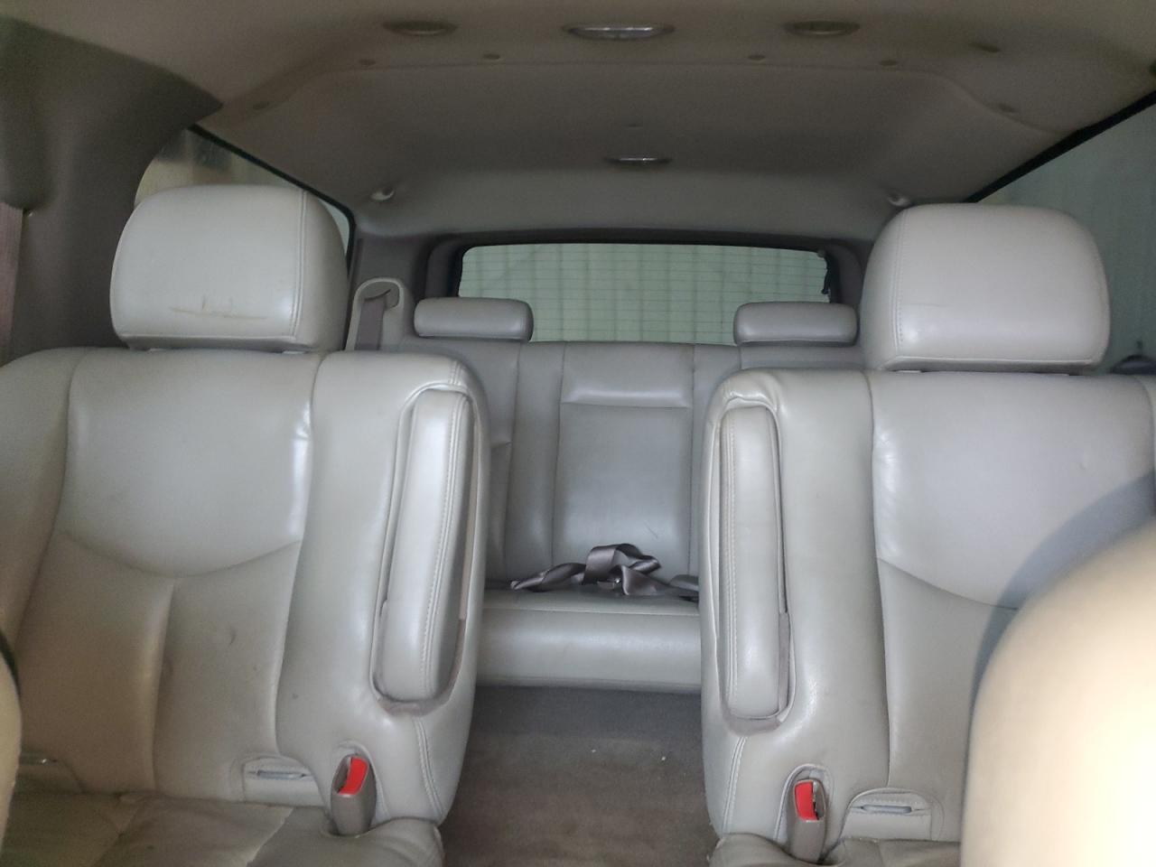 2005 Chevrolet Suburban - Image 10