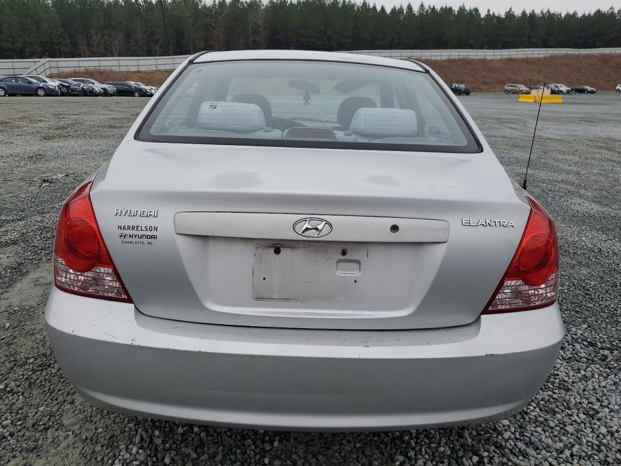 2004 Hyundai Elantra - Image 6