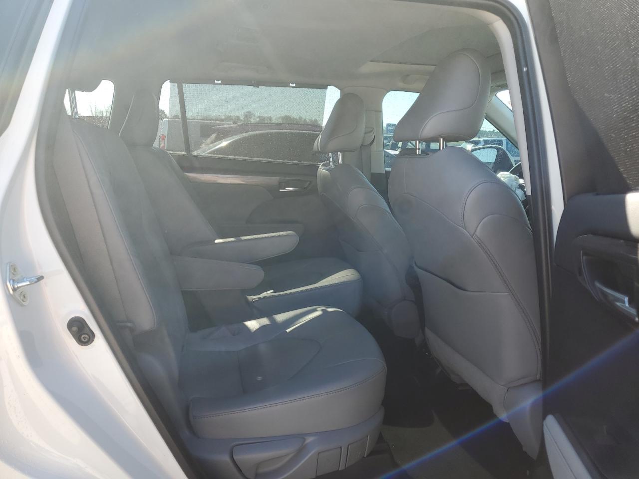 2021 Toyota Highlander - Image 11