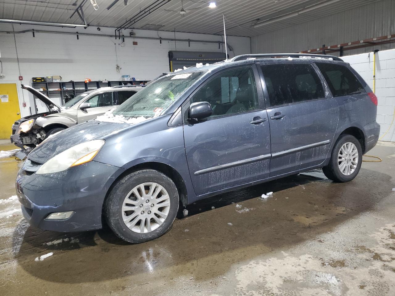 2009 Toyota Sienna - Image 1