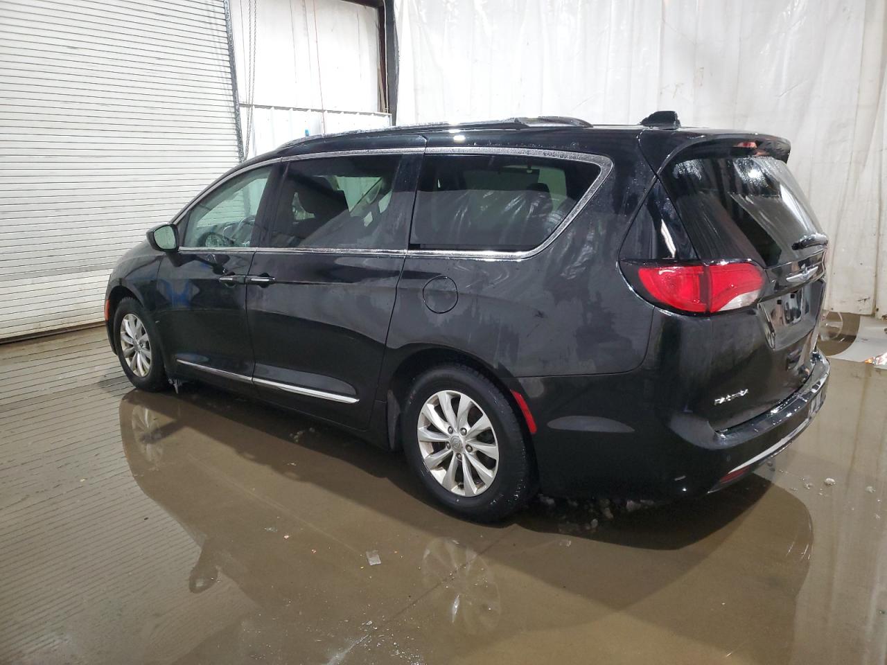 2018 Chrysler Pacifica - Image 2