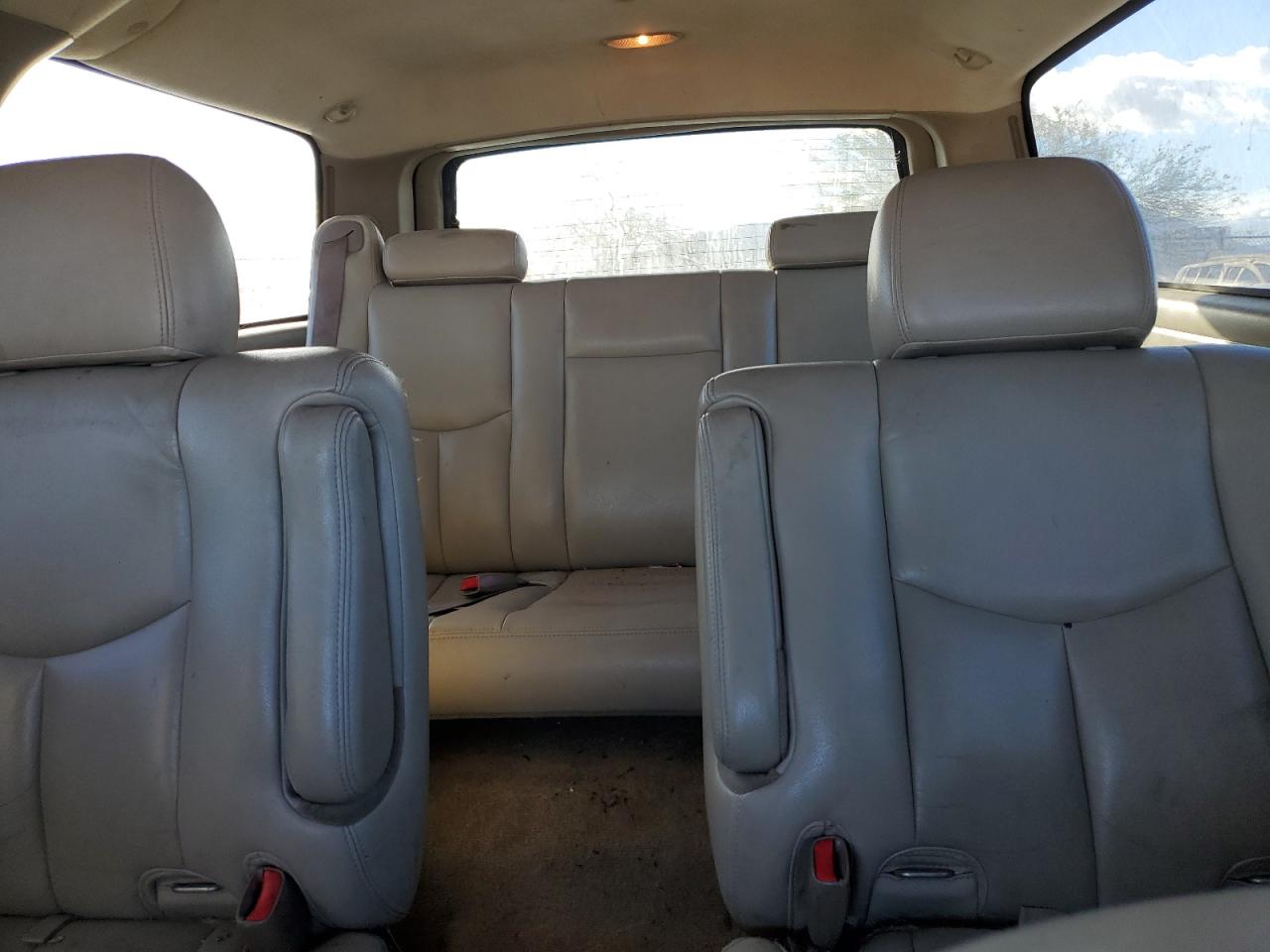 2004 Chevrolet Suburban - Image 10