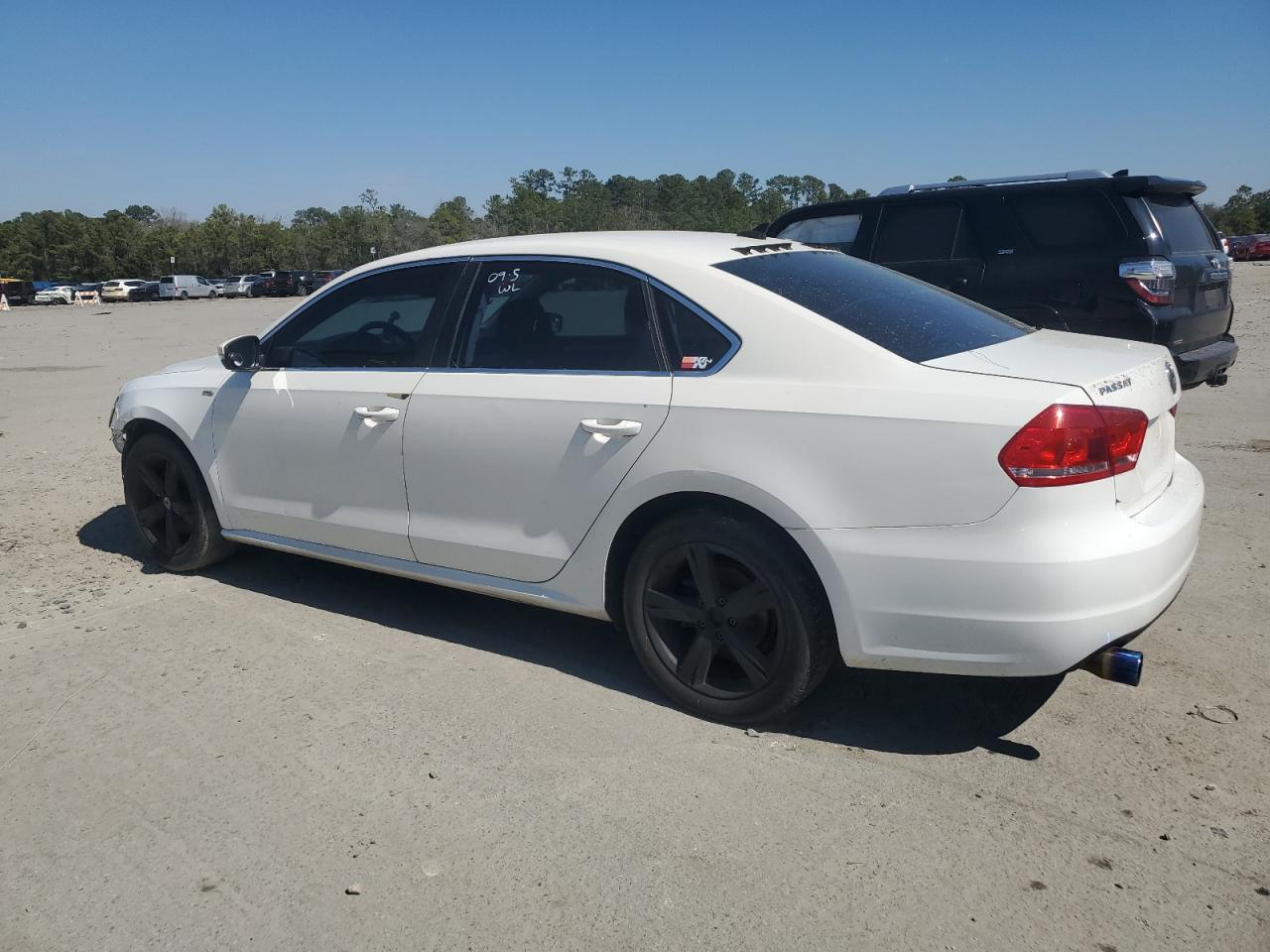 2014 Volkswagen Passat - Image 2