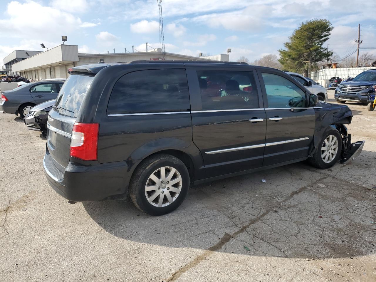 2016 Chrysler Town & Country - Image 3