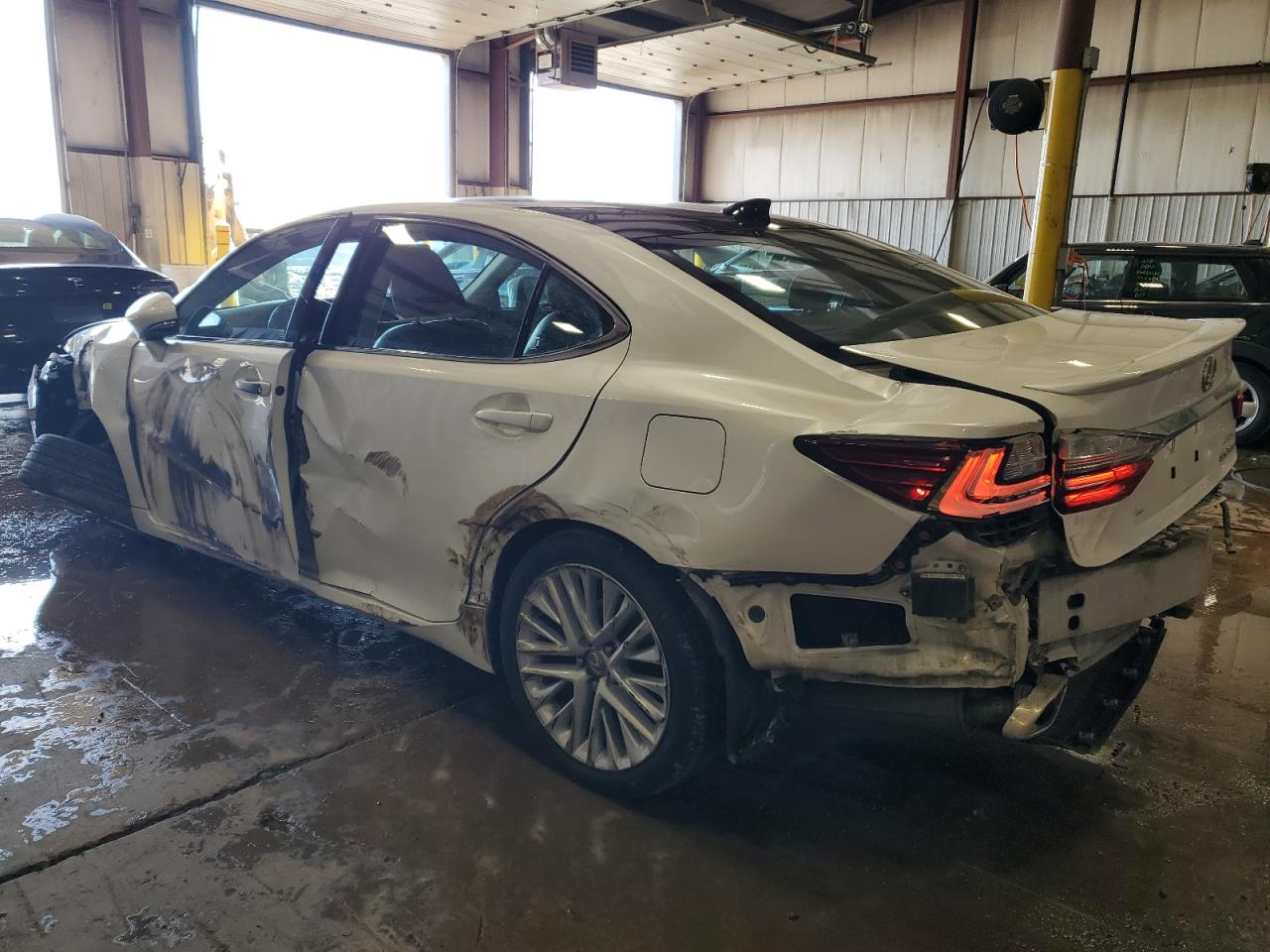 2016 Lexus ES - Image 2