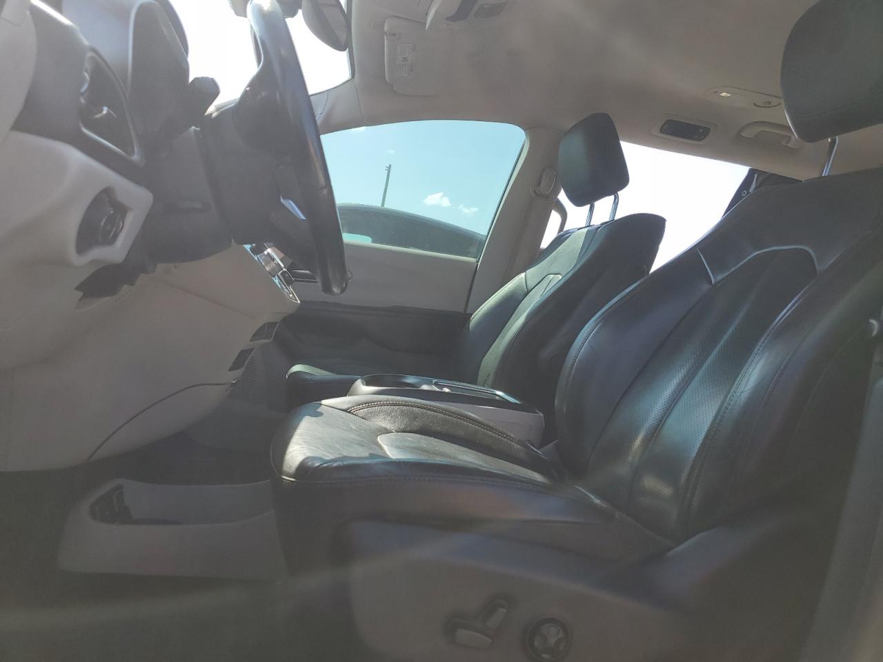2020 Chrysler Pacifica - Image 7