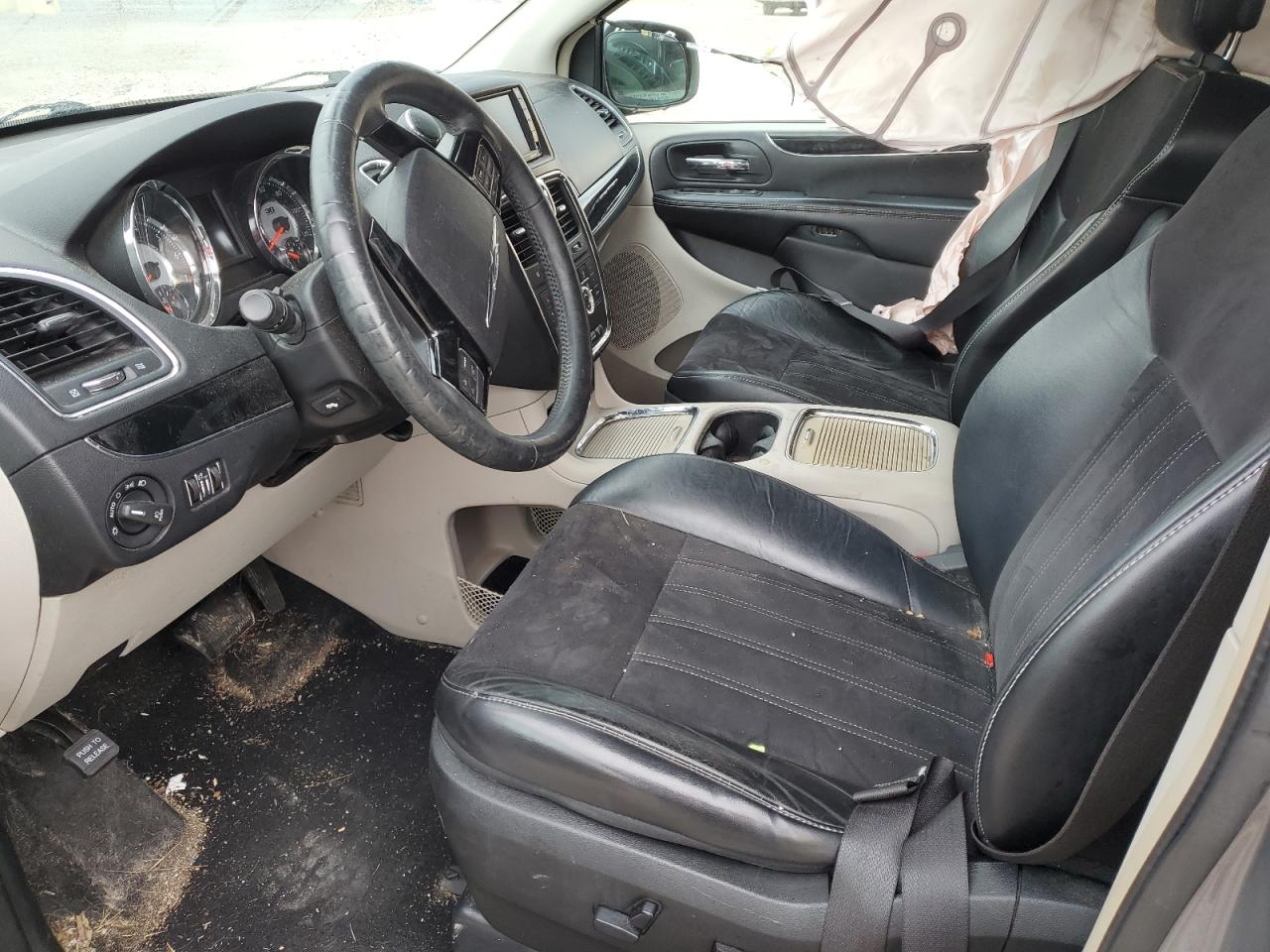 2014 Chrysler Town & Country - Image 7
