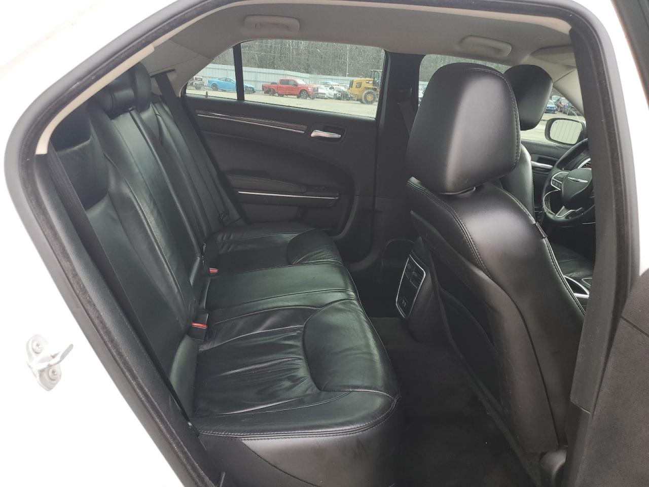 2018 Chrysler 300 - Image 11