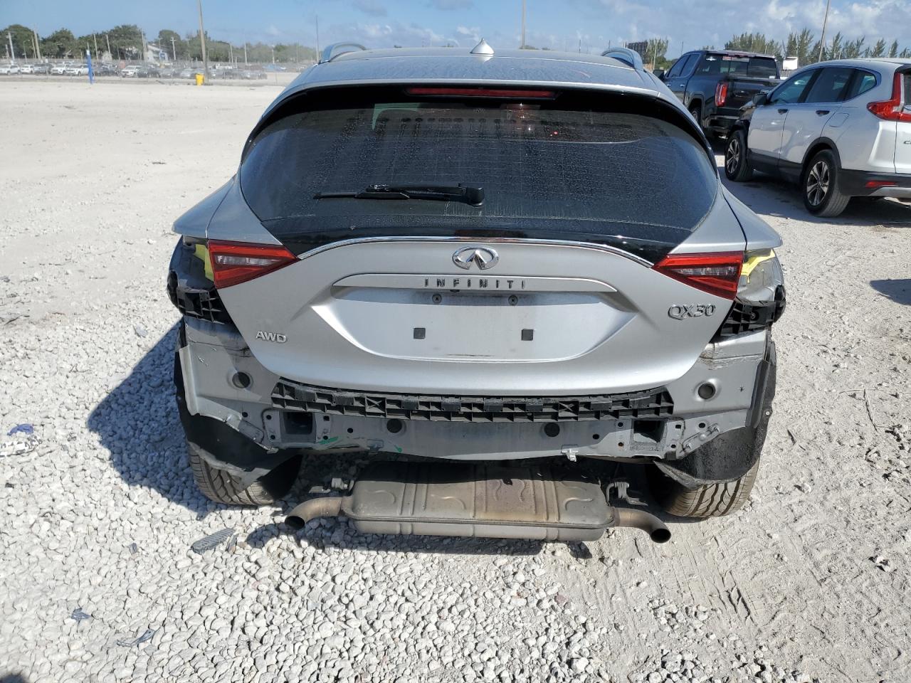 2017 Infiniti QX30 - Image 6