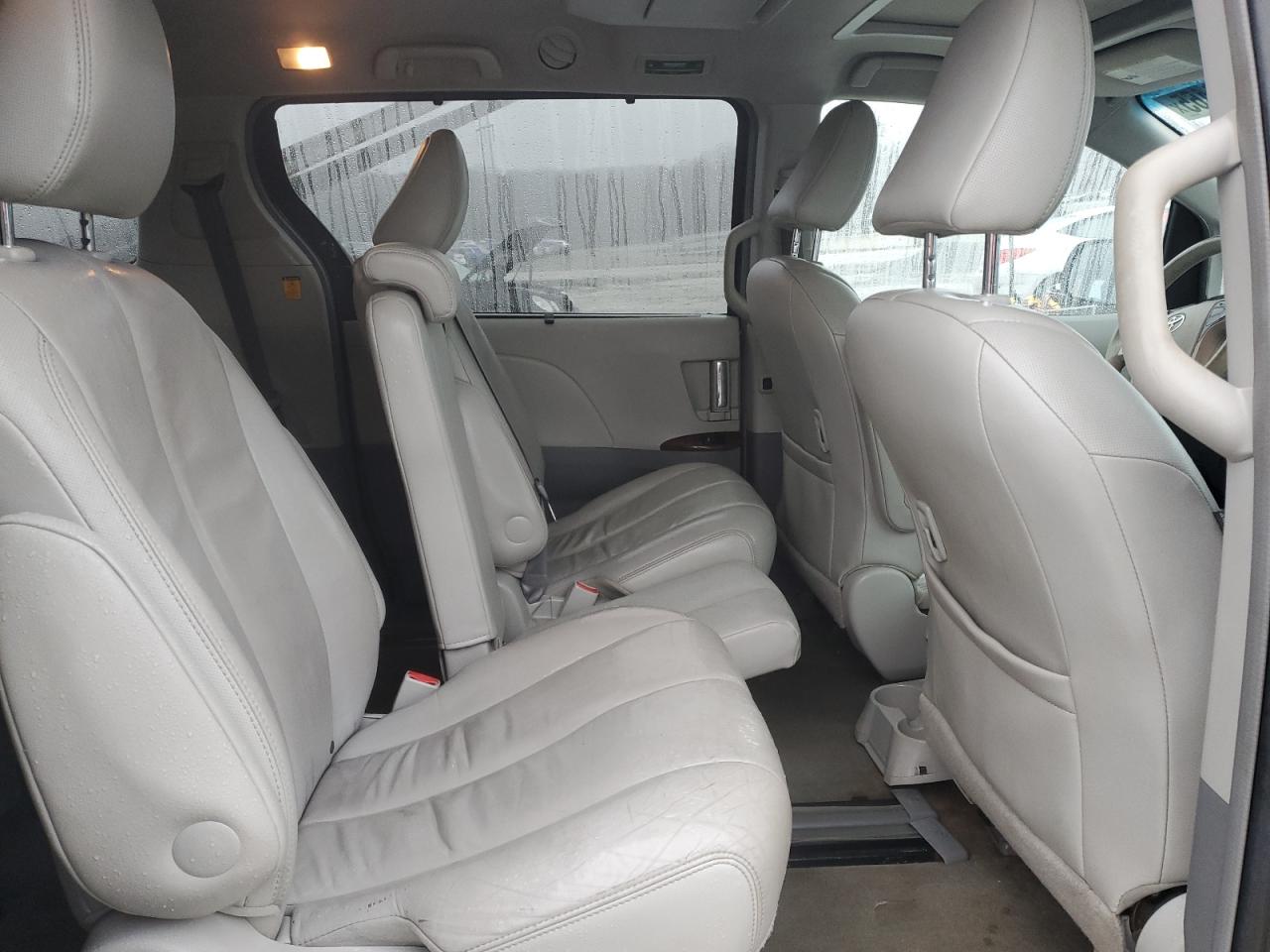 2013 Toyota Sienna - Image 11