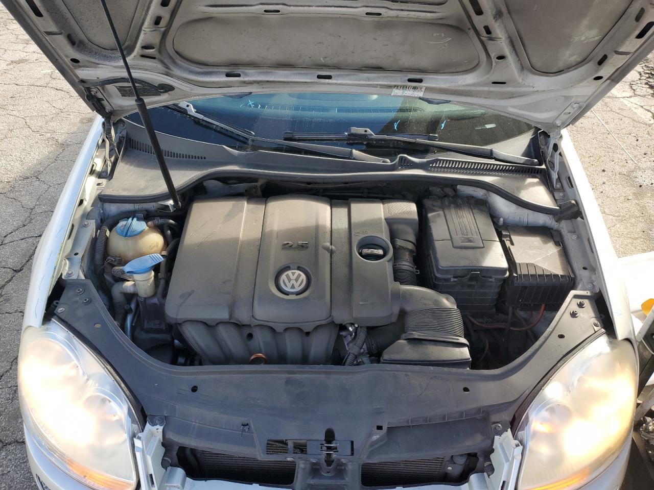 2010 Volkswagen Jetta - Image 11