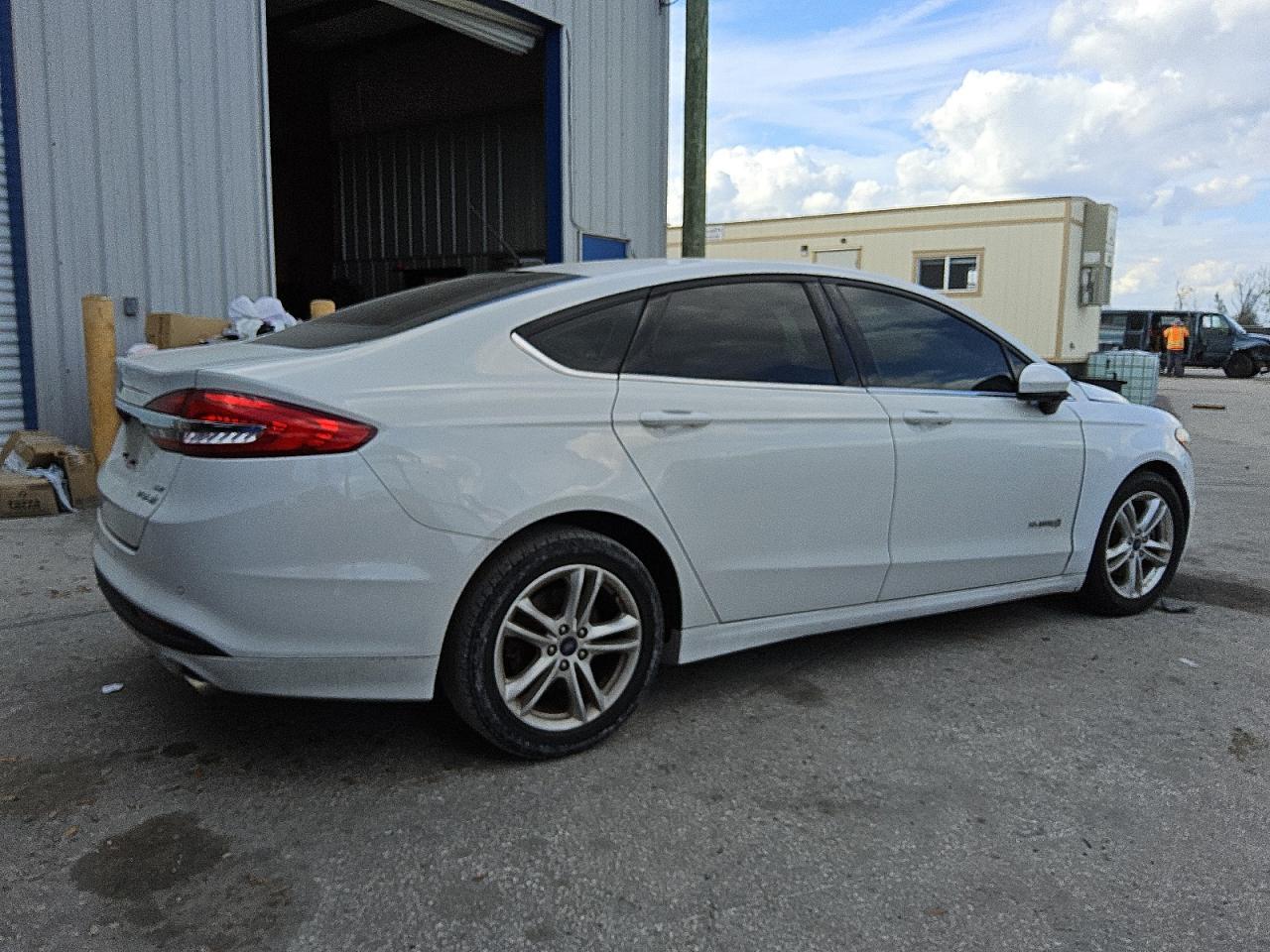 3FA6P0LU3JR226898 FORD FUSION 2018
