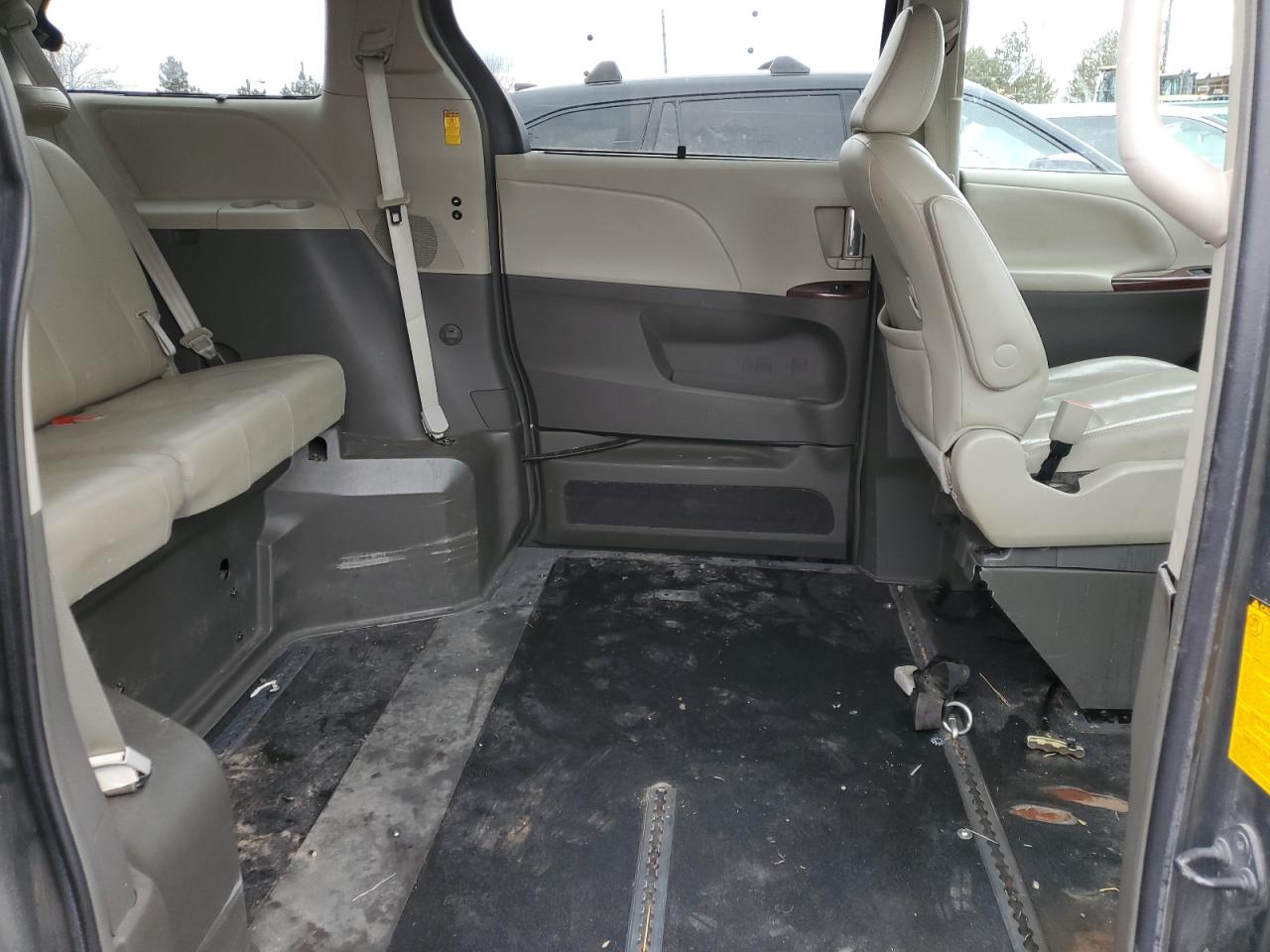 2014 Toyota Sienna - Image 11