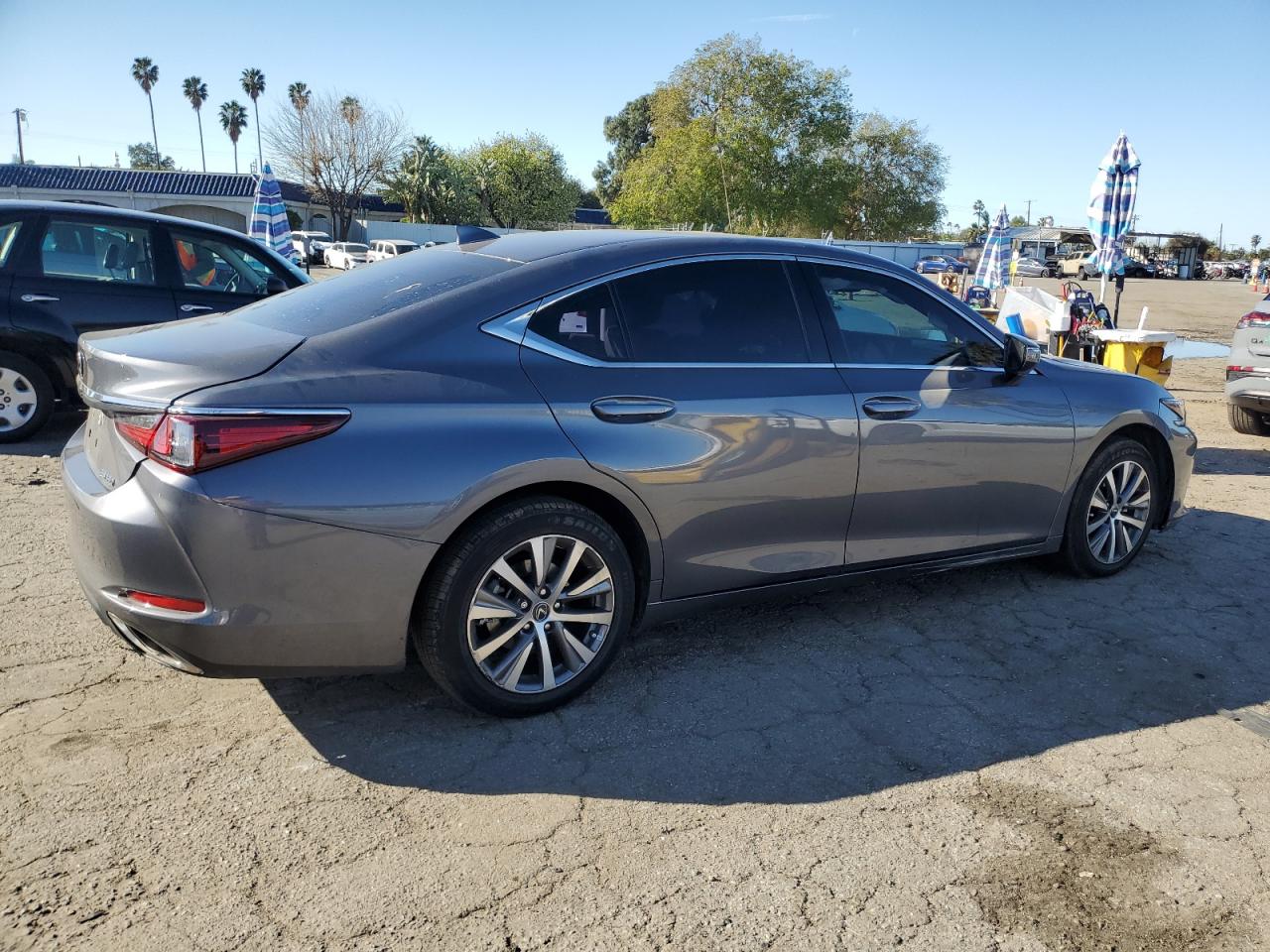 2021 Lexus ES - Image 3